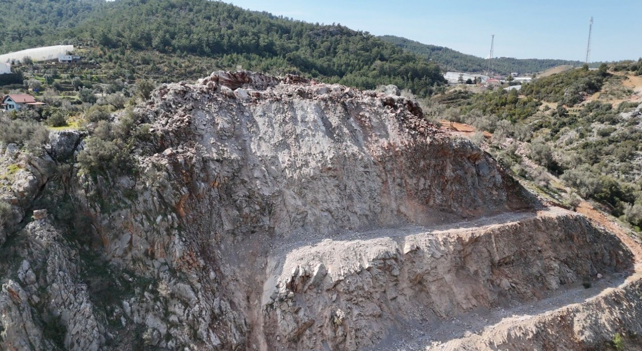 Alanyada dinamitle patlatılan dağ, karayolunu 6 saat kapalı tuttu