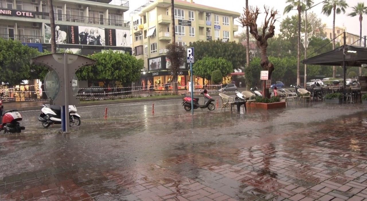 Alanyada sabah saatlerinde yağış etkili oldu