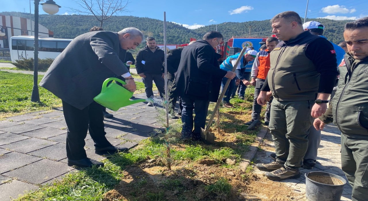 Alaşehirde 400 fidan toprakla buluştu
