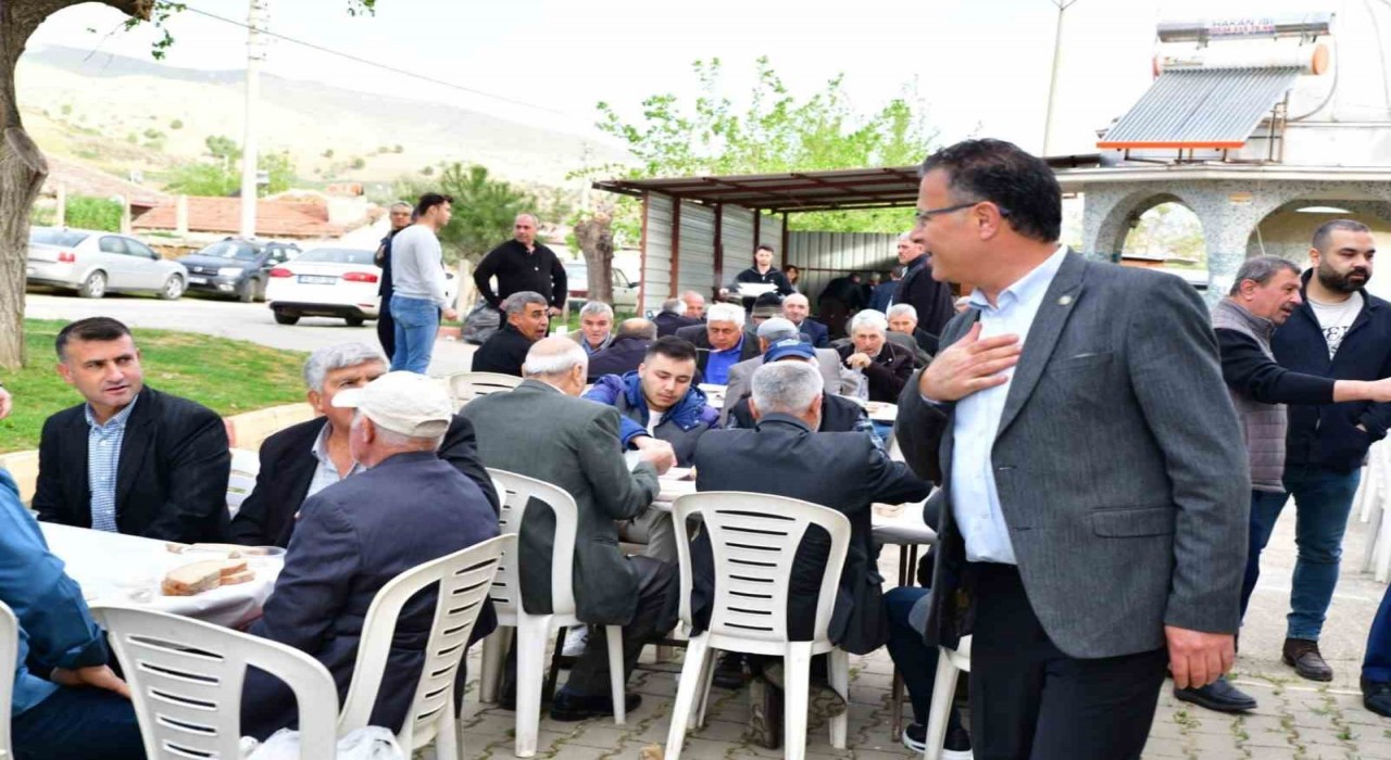 Alaşehirde Başkan Öküzcüoğlu ve muhtar küskün aileleri barıştırdı