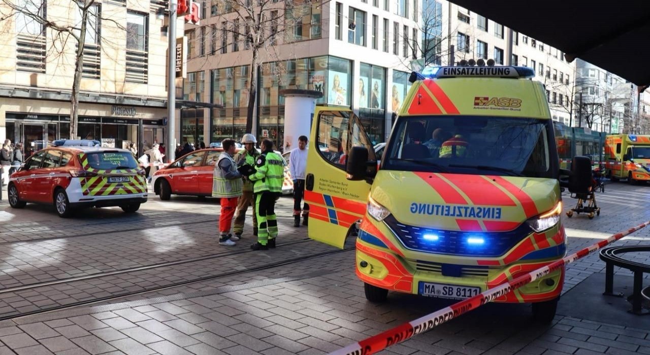 Almanya'da SUV Aracı Kalabalığa Çarptı: 2 Kişi Hayatını Kaybetti