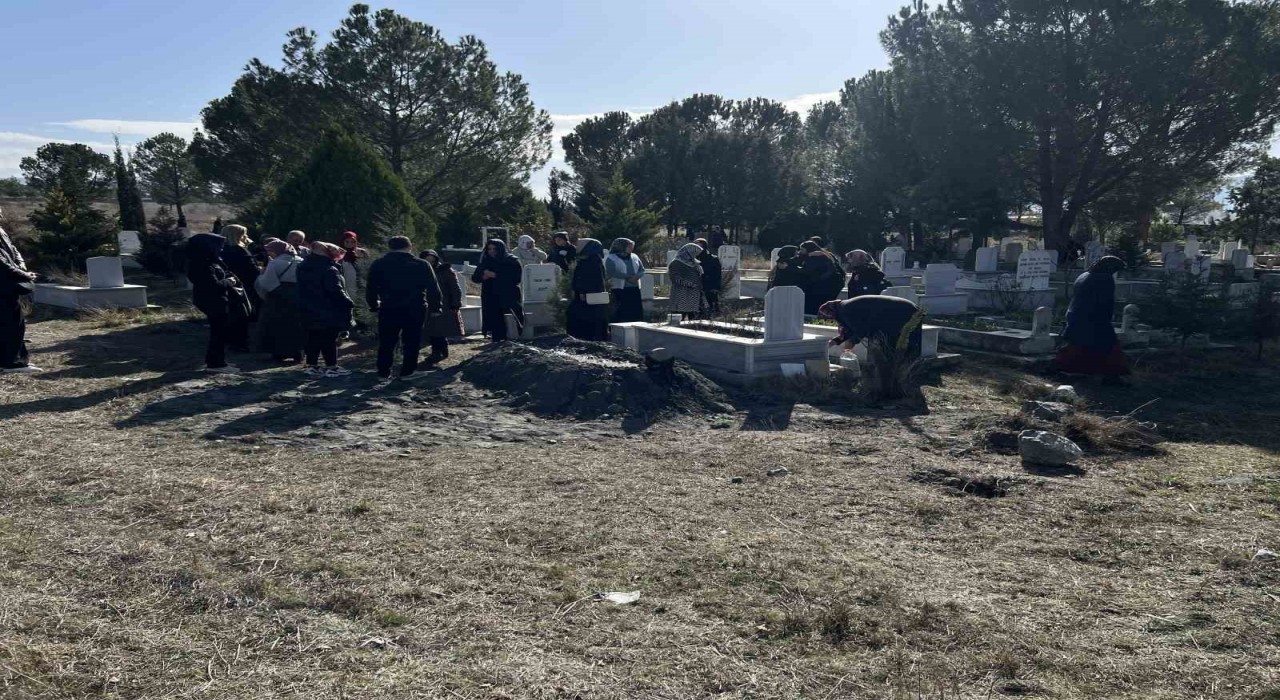 Altınları için canice öldürülen yaşlı kadın, toprağa verildi