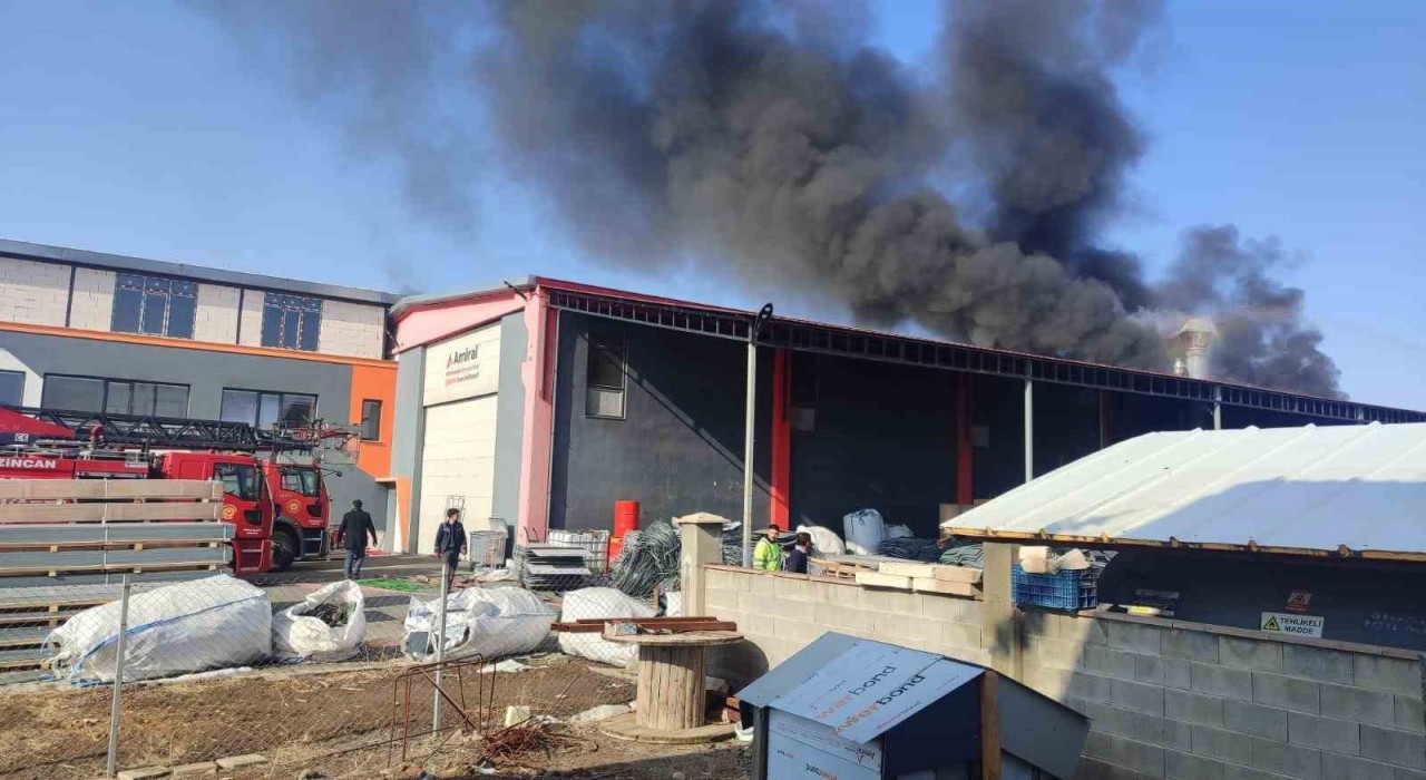 Alüminyum fabrikasında çıkan yangın söndürüldü