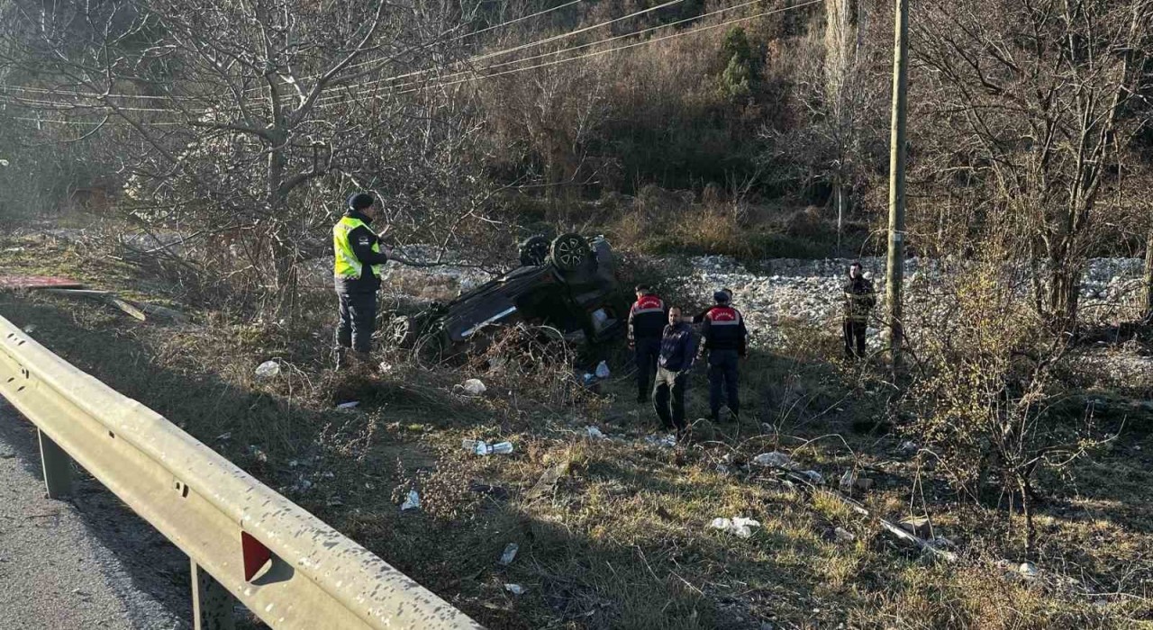 Amasyada hafif ticari araç devrildi: 1 ölü, 4 yaralı