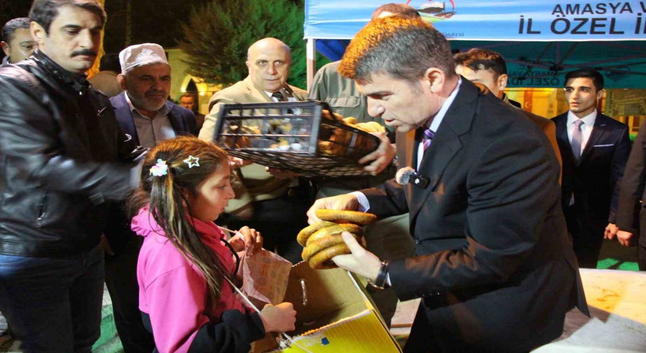 Amasyada halka bin simit dağıtan Vali Önder Bakan, simitçi çocukların da tüm simitlerini satın aldı