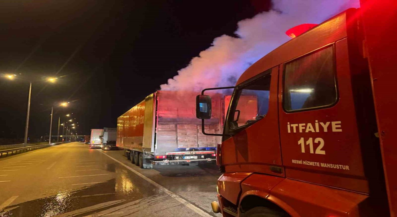 Amasyada kuruyemiş yüklü TIRın dorsesinde korkutan yangın