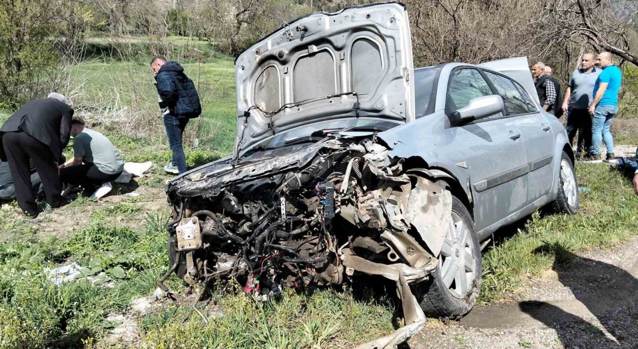 Amasyada otomobil bariyerlere çarptı: 2 yaralı