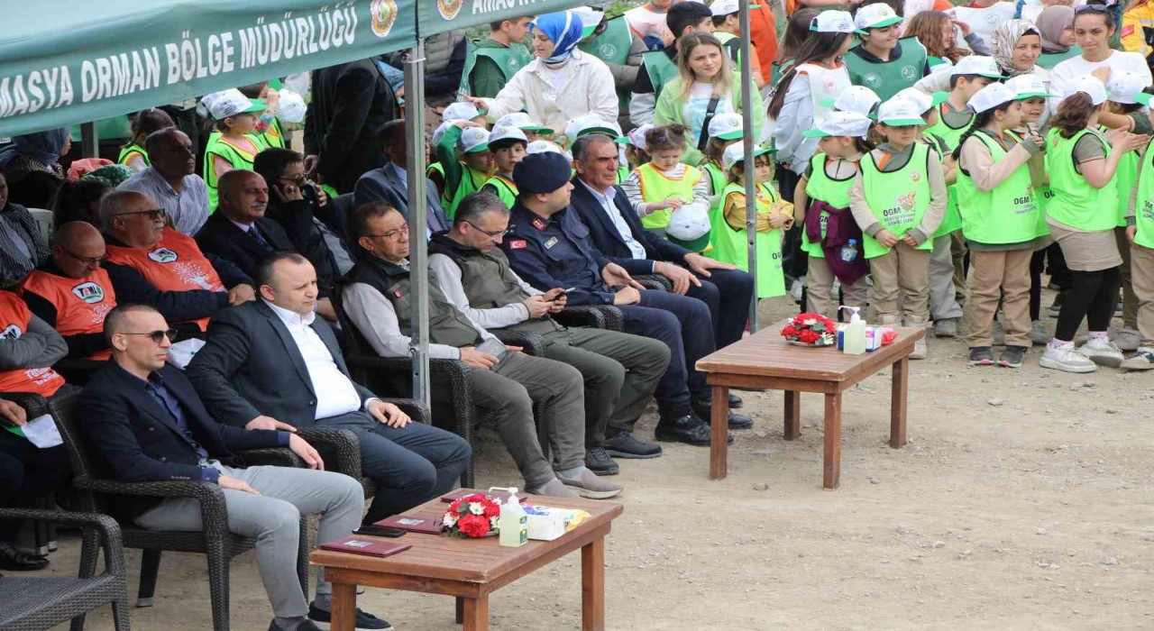 Amasyada protokol koltuklarda oturdu, öğrenciler ayakta bekleyip diz çöktü