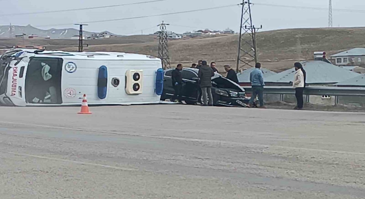 Ambulansla otomobil çarpıştı: 5 yaralı