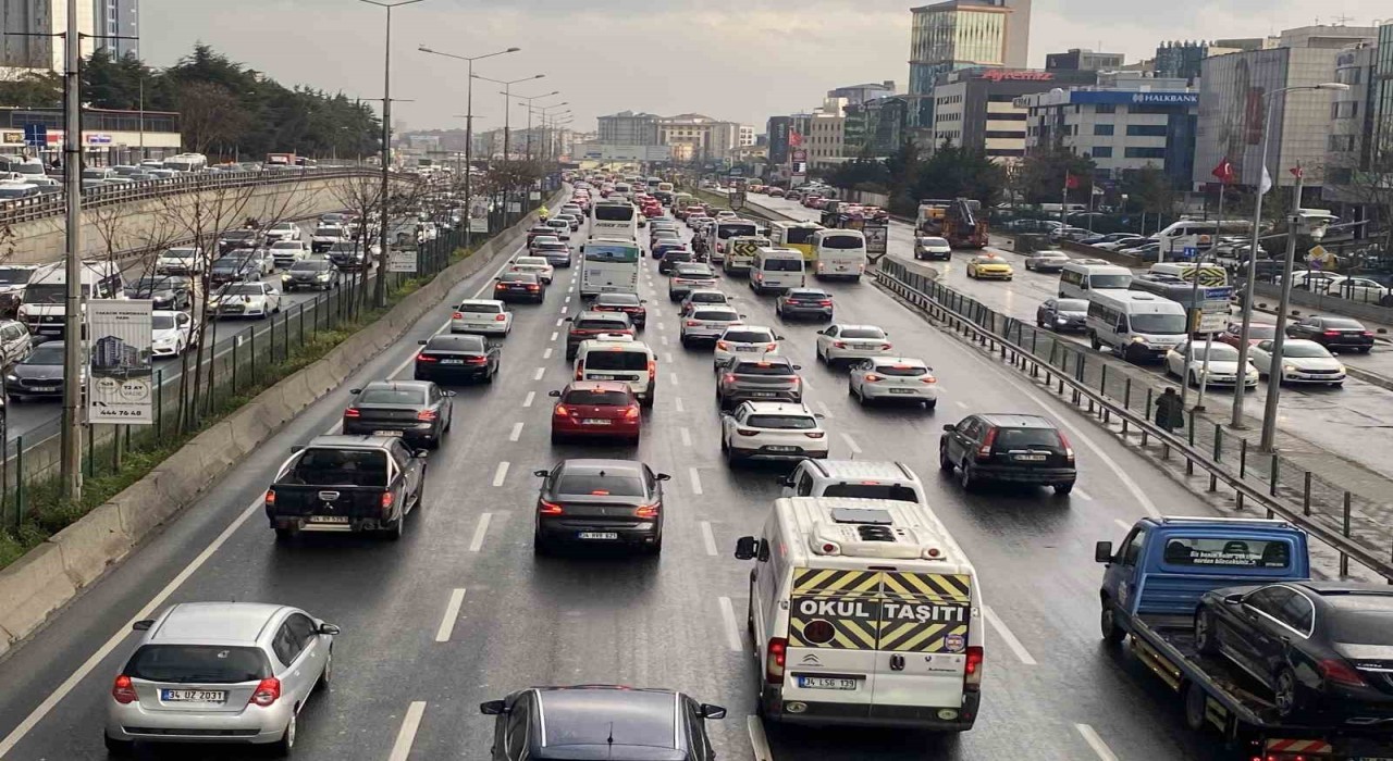 Anadolu Yakasında haftanın son iş gününde trafik yoğunluğu yaşandı