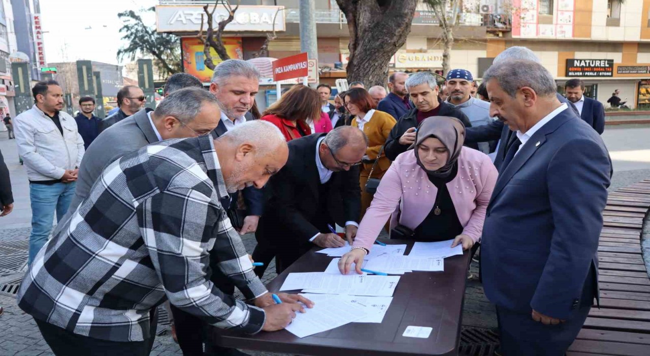 ‘Anayasa Değişsin, Aile Korunsun imza kampanyası