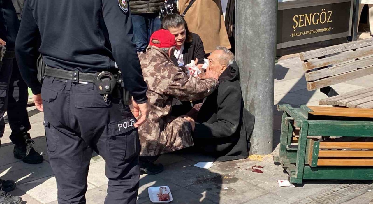 Aniden yere yığılan adam çevredekileri korkuttu