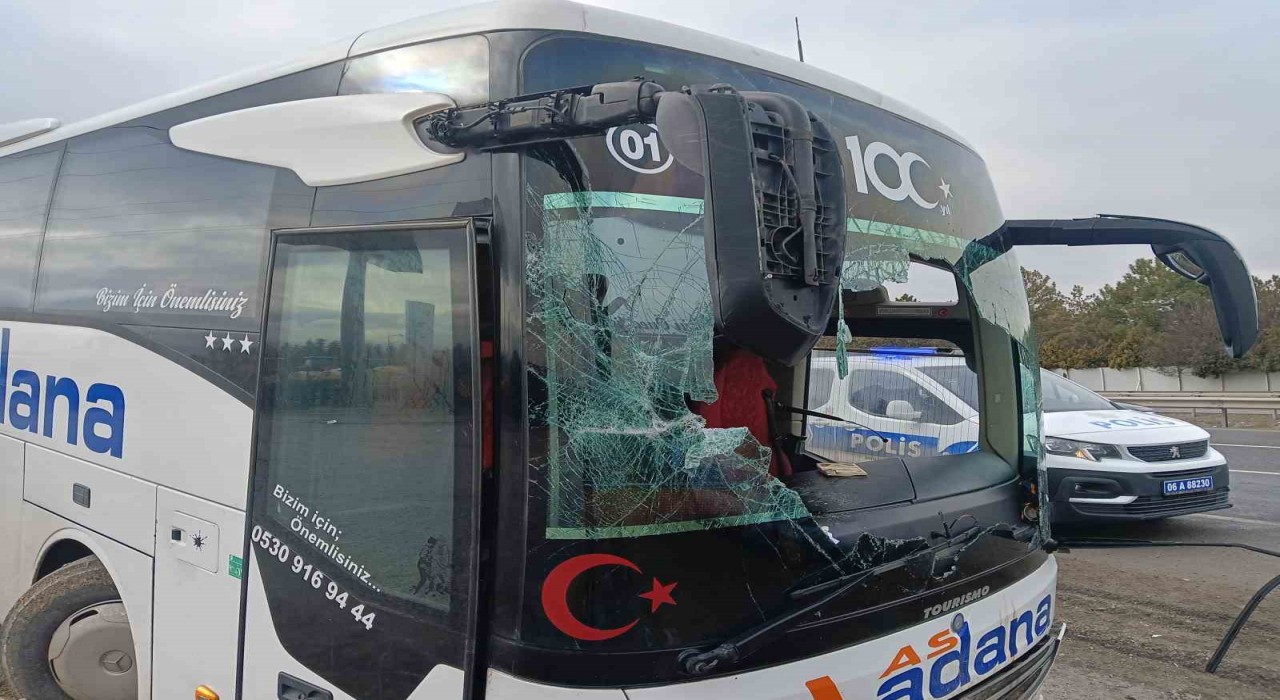 Ankarada 5i ağır 16 kişinin yaralandığı otobüs kazası kameraya yansıdı