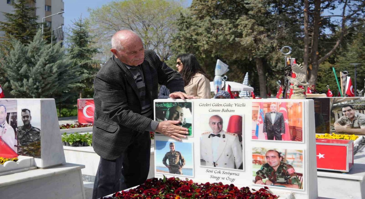 Ankarada bayram öncesi şehitliklere ziyaret