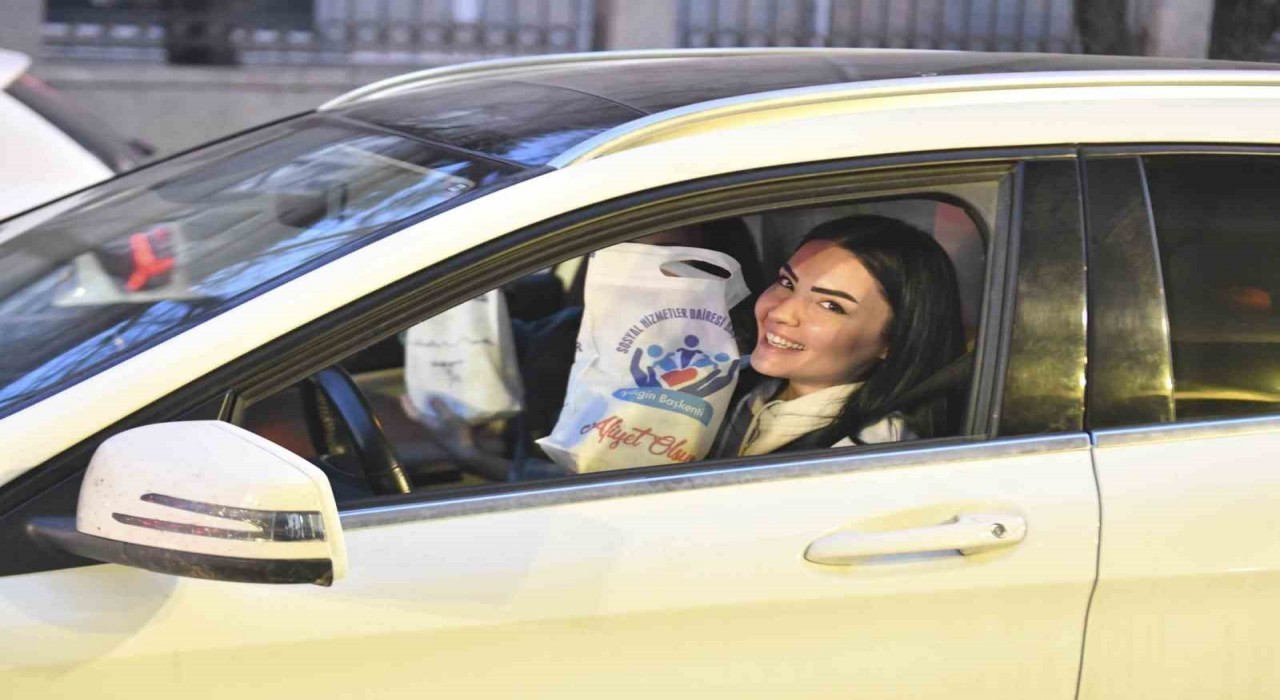 Ankarada iftara yetişemeyen vatandaşlara motokuryelerle kumanya dağıtıldı