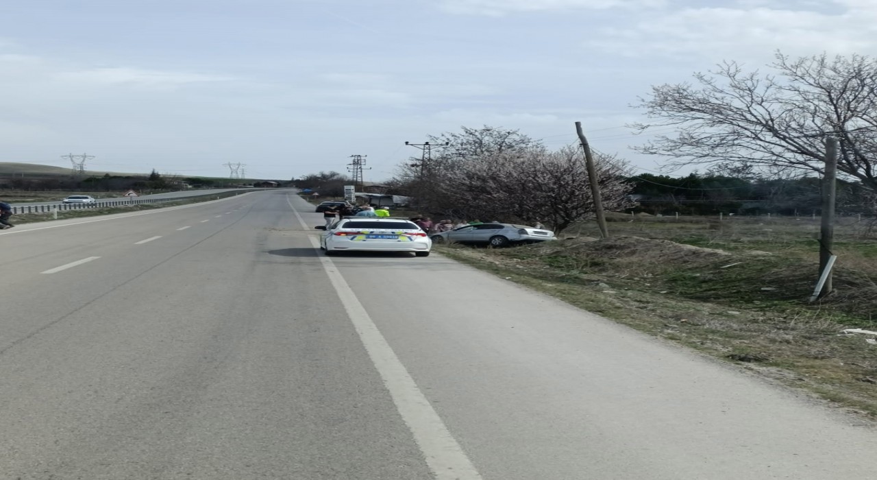 Ankarada kontrolden çıkan araç şarampole uçtu: 3 yaralı