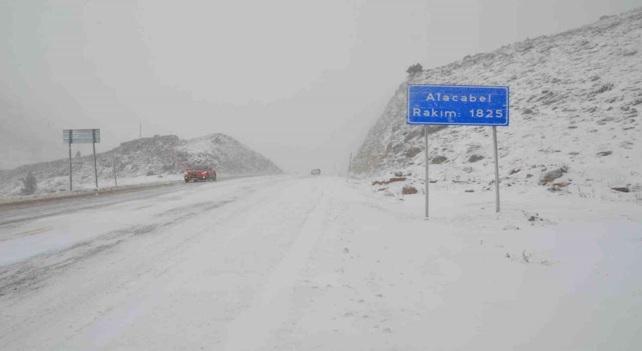 Antalya-Konya kara yolunda kar yağışı