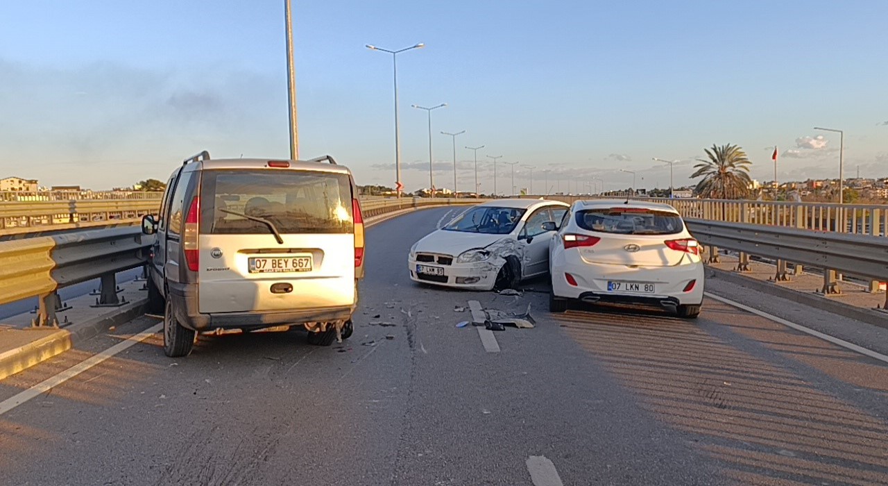 Antalyada 3 araçlı zincirleme kaza: 2 yaralı