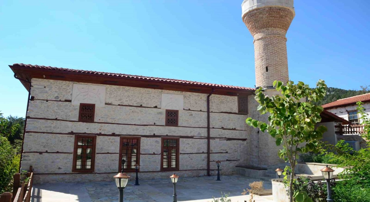 Antalyada 600 yıllık Sarıhacılar Camisi, restorasyon sırasında alınan eserlerin iadesini bekliyor