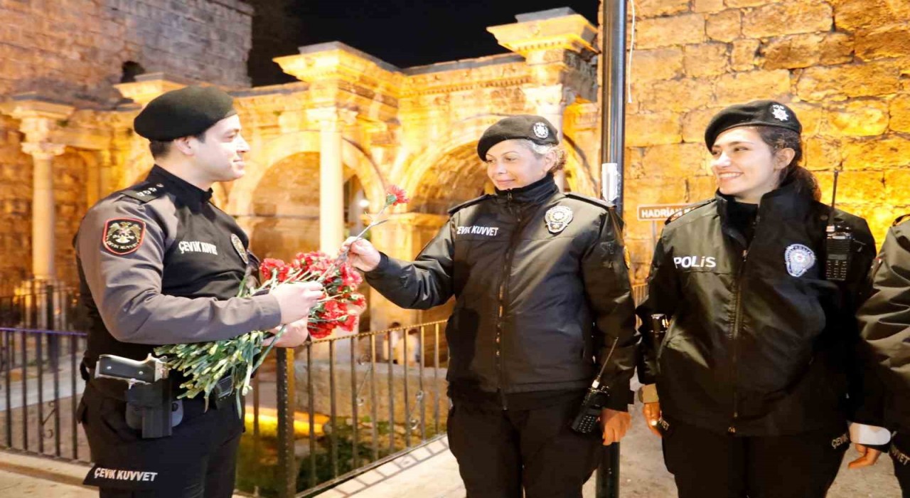 Antalyada 8 Martta görev yapan kadın polislere karanfil