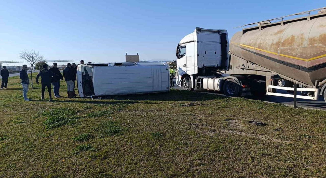 Antalyada beton mikseri kamyonetle çarpıştı: 1 yaralı