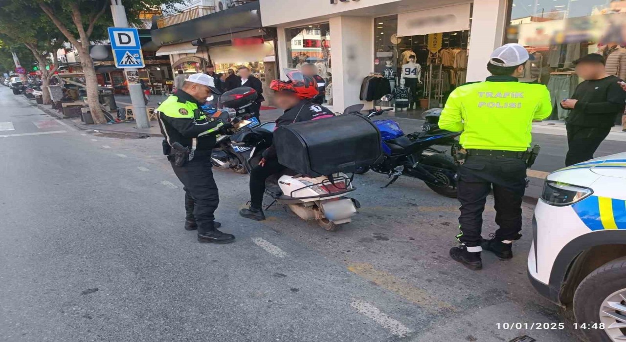 Antalyada motosiklet uygulamasında bin 135 kişi sorgulandı