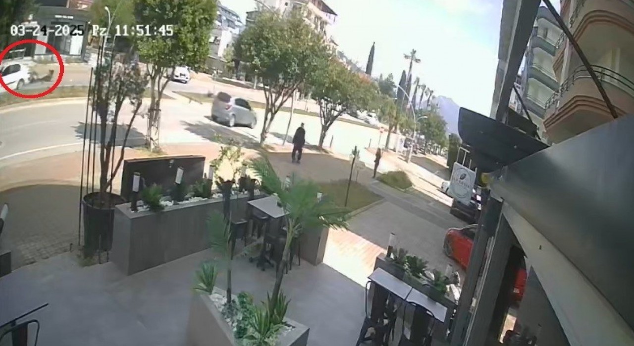 Antalyada otomobille motosiklet çarpıştı: 2 yaralı