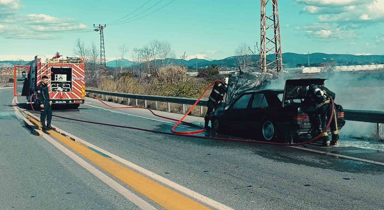 Antalyada seyir halindeki otomobilde yangın