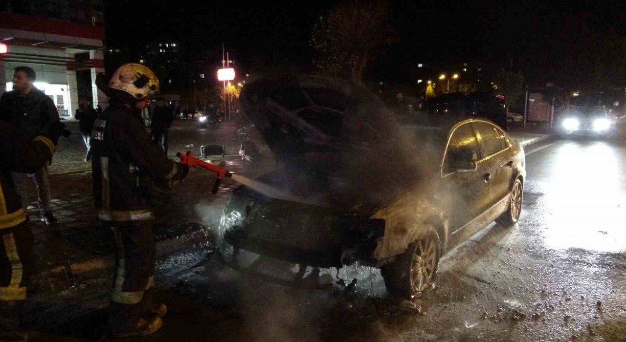 Antalyada seyir halindeyken alev alan otomobil ekiplerce söndürüldü