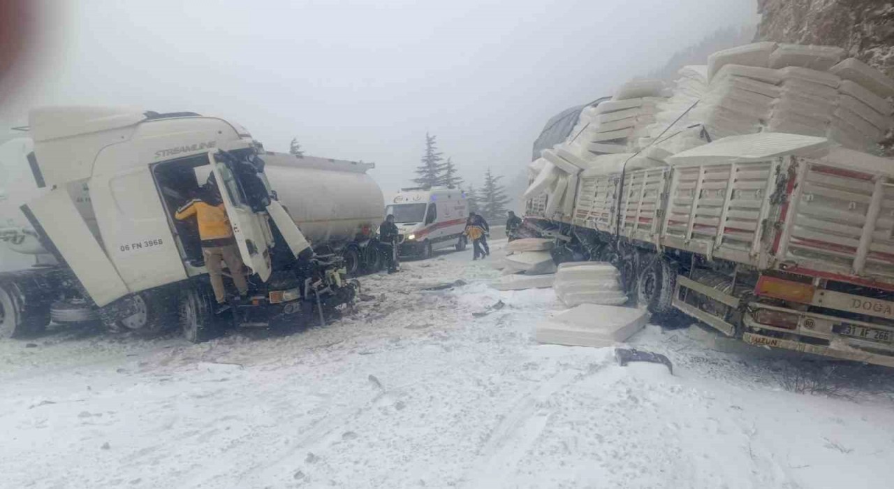 Antalyada tır ile tanker çarpıştı: 1 yaralı