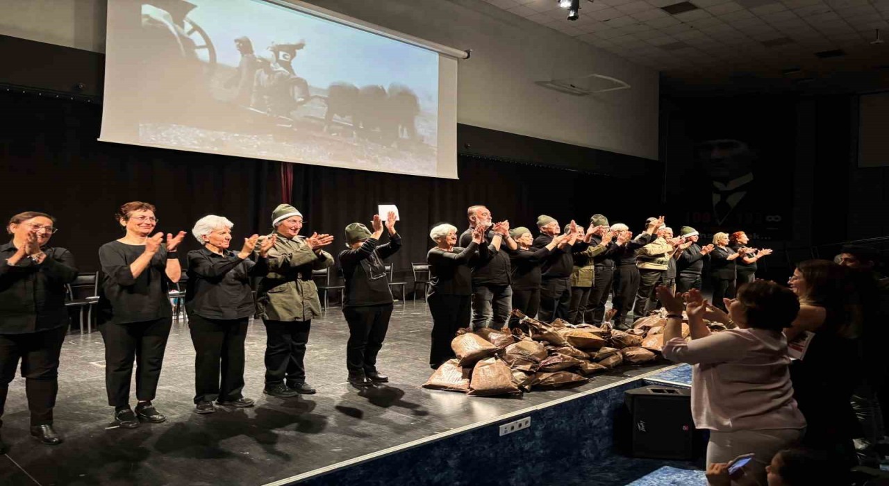 Antalyada yaşlı evi üyelerinden Çanakkale Zaferi anma gösterisi