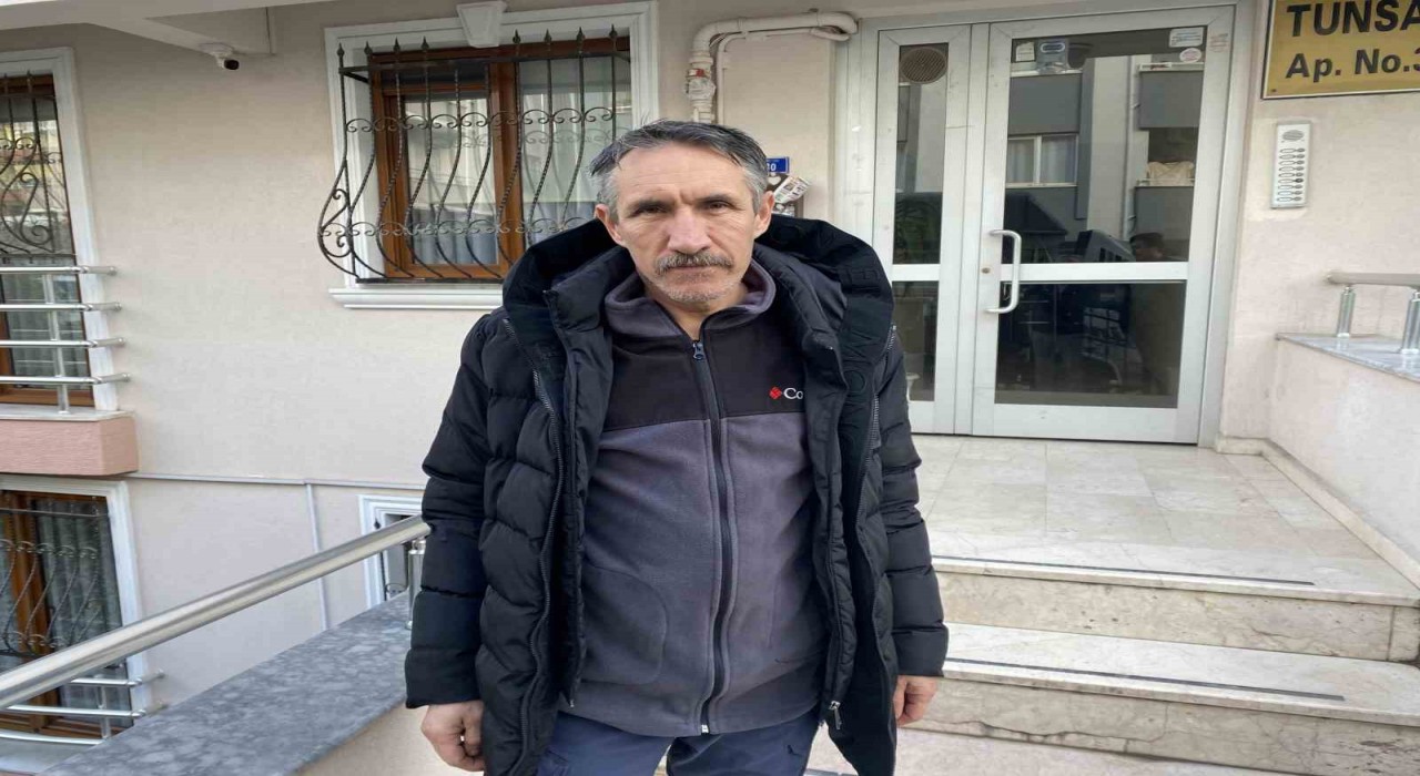 Apartmanın önüne bırakılan ampulleri önce inceledi sonra çaldı