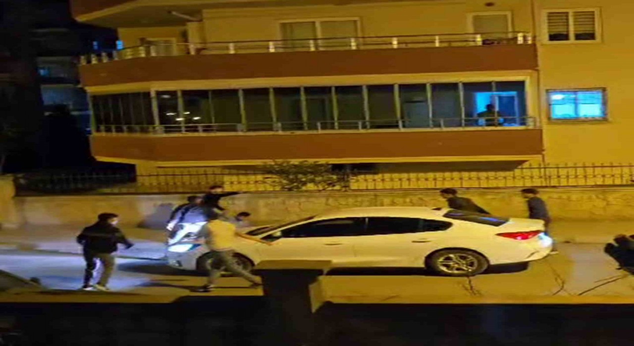 Arabayla gelip, tekme tokat birbirlerine girdiler