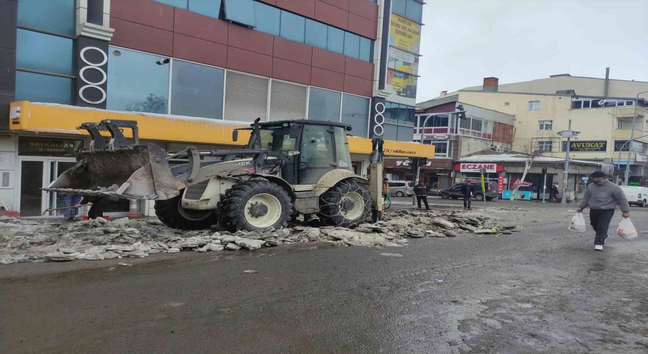 Ardahanda kar ve buzla mücadele çalışmaları sürüyor