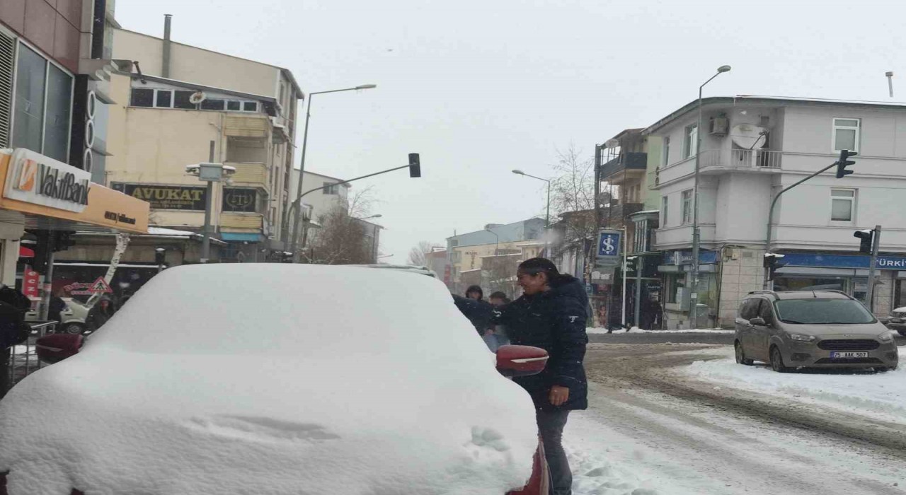 Ardahanda kar ve soğuk hava etkili oldu