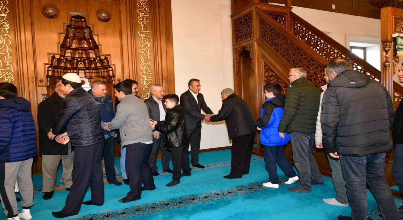 Ardahanda protokol ile vatandaş camide bayramlaştı