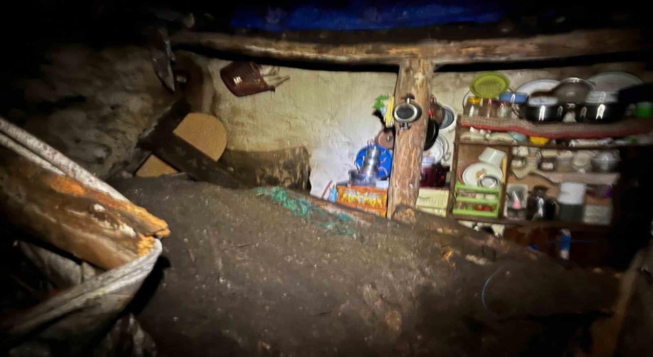 Ardahanda toprak damlı ev çöktü: 1 yaralı