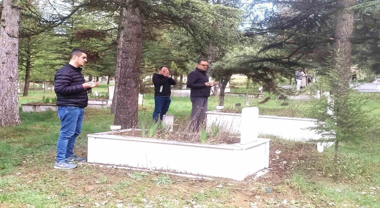 Arife günü mezarlıklar doldu taştı