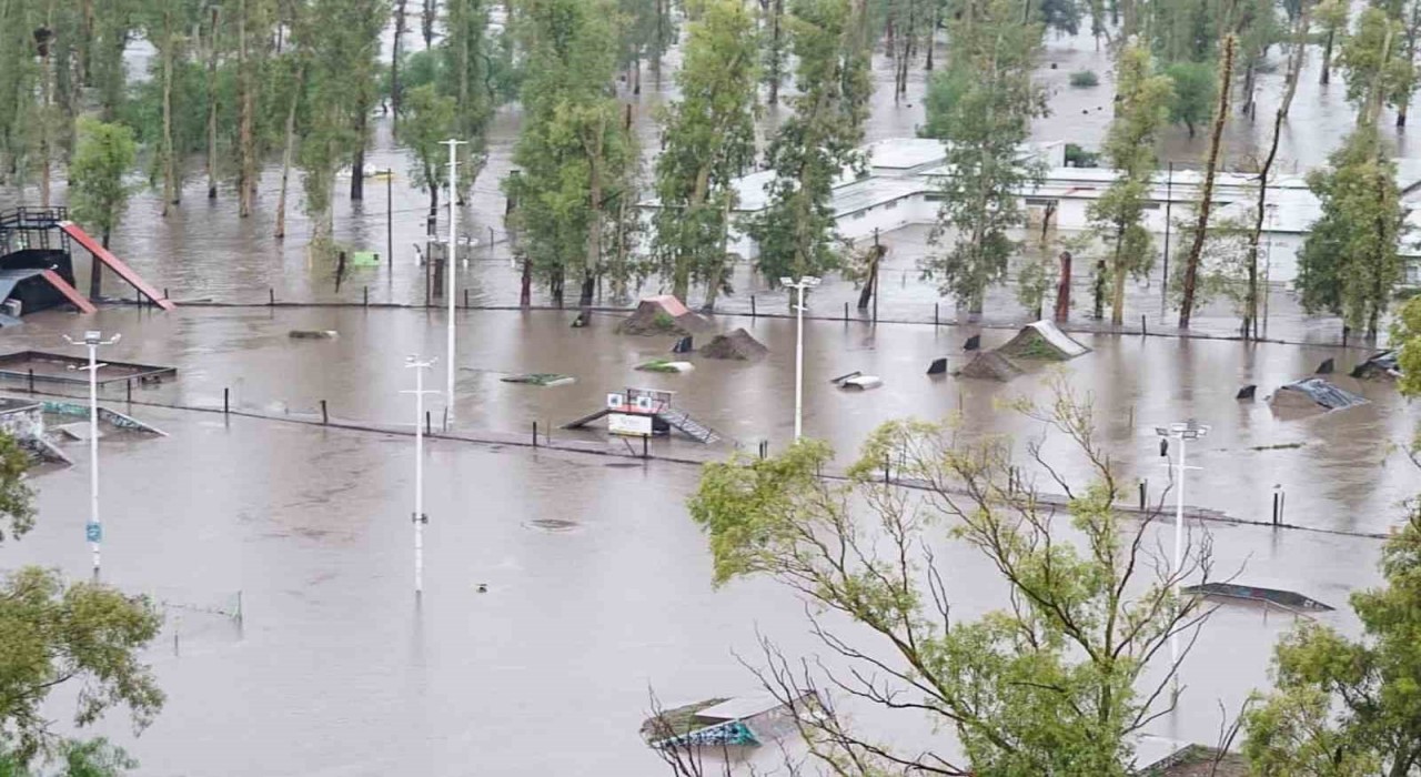Arjantinde sel: 6 ölü