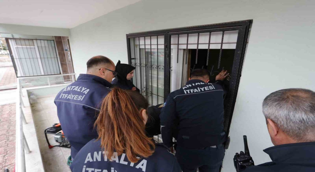 Arkadaşına ulaşamayan genç kız, gözyaşları içinde bekledi