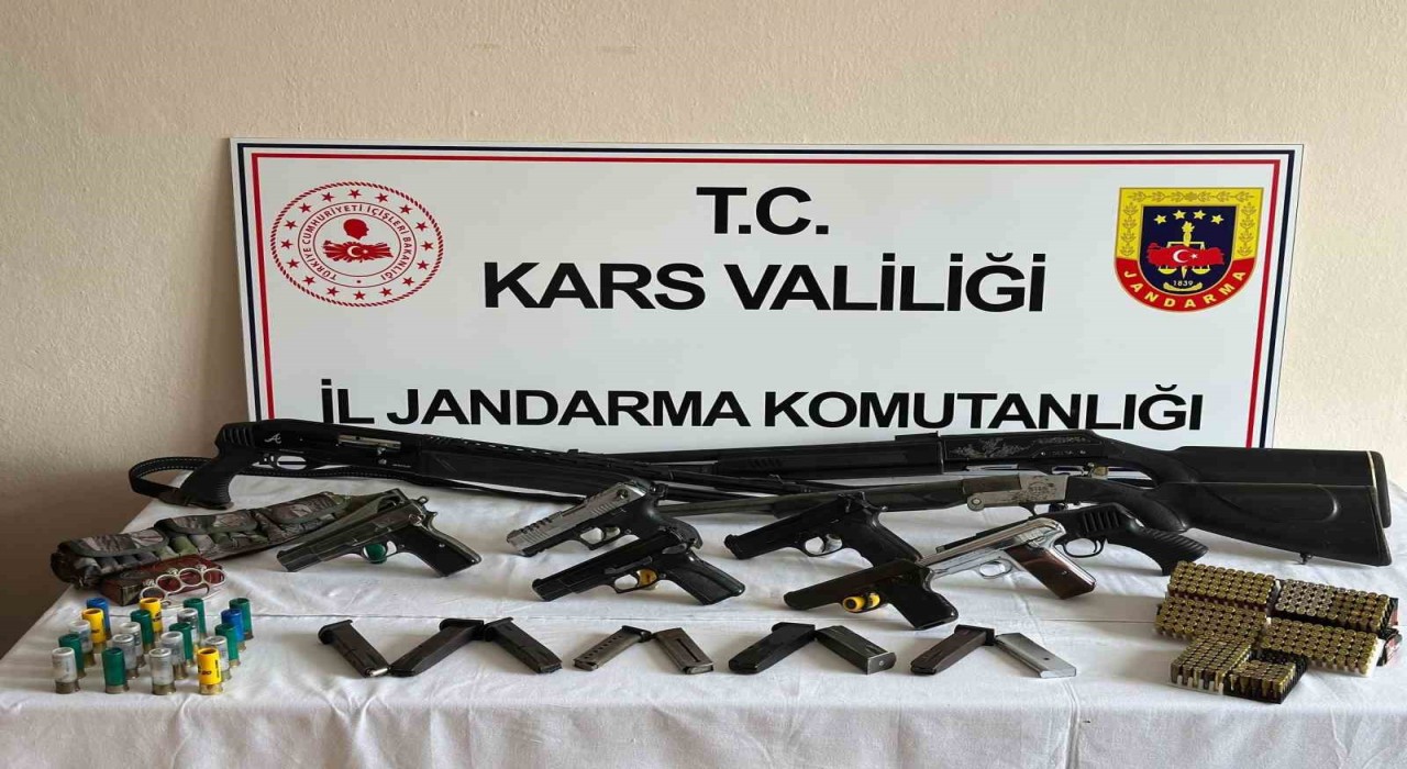 Arpaçayda çok sayıda silah ve mühimmat ele geçirildi