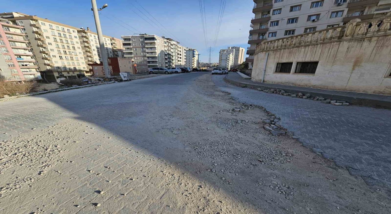 Artuklu Belediyesinin neden olduğu yol çilesi bitmiyor