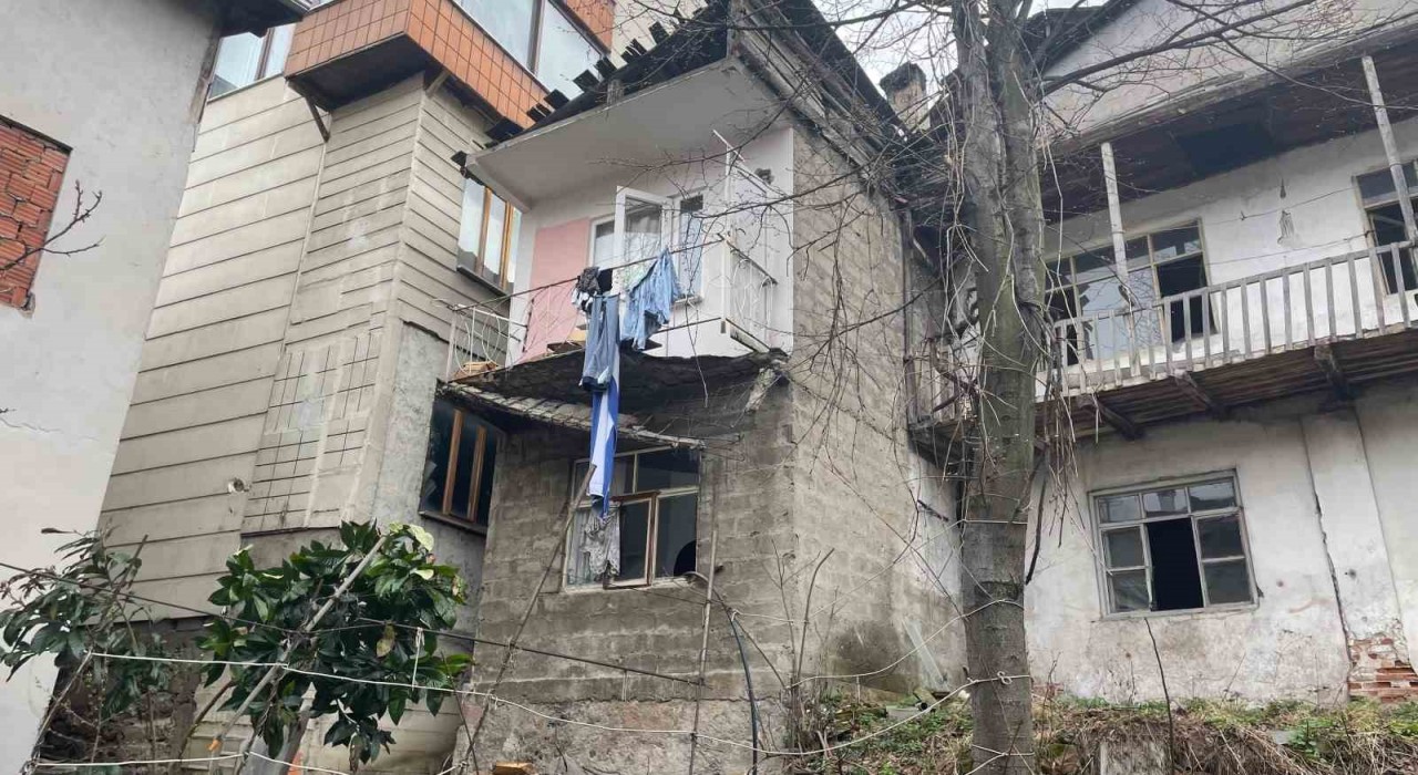 Artvinde çamaşır asmaya çıktığı balkon çökünce yaralandı