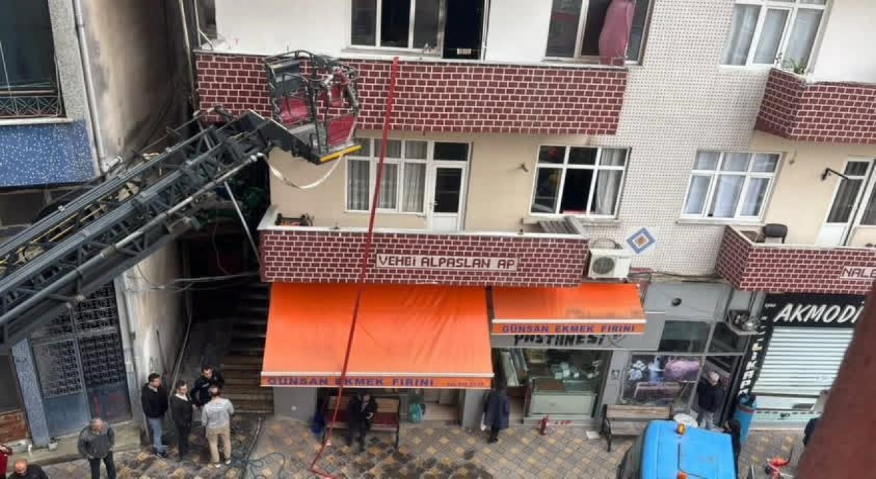 Artvinde ev yangını: Anne ve 2 çocuğu dumandan etkilendi