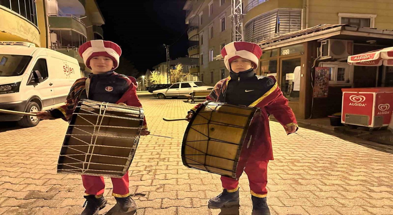 Artvinlileri sahura minik davulcular uyandırdı