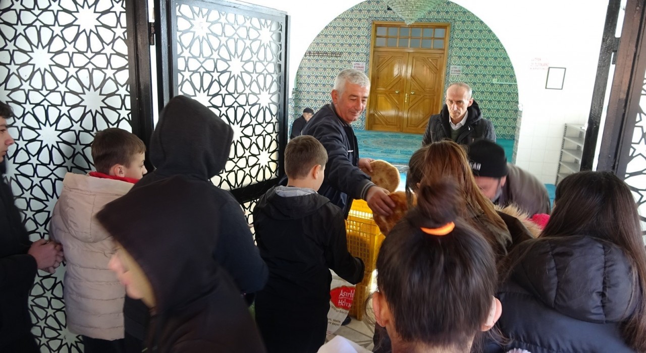 Asırlardır yaşatılan Ramazan adağı geleneğini gelecek nesillere aktarıyorlar
