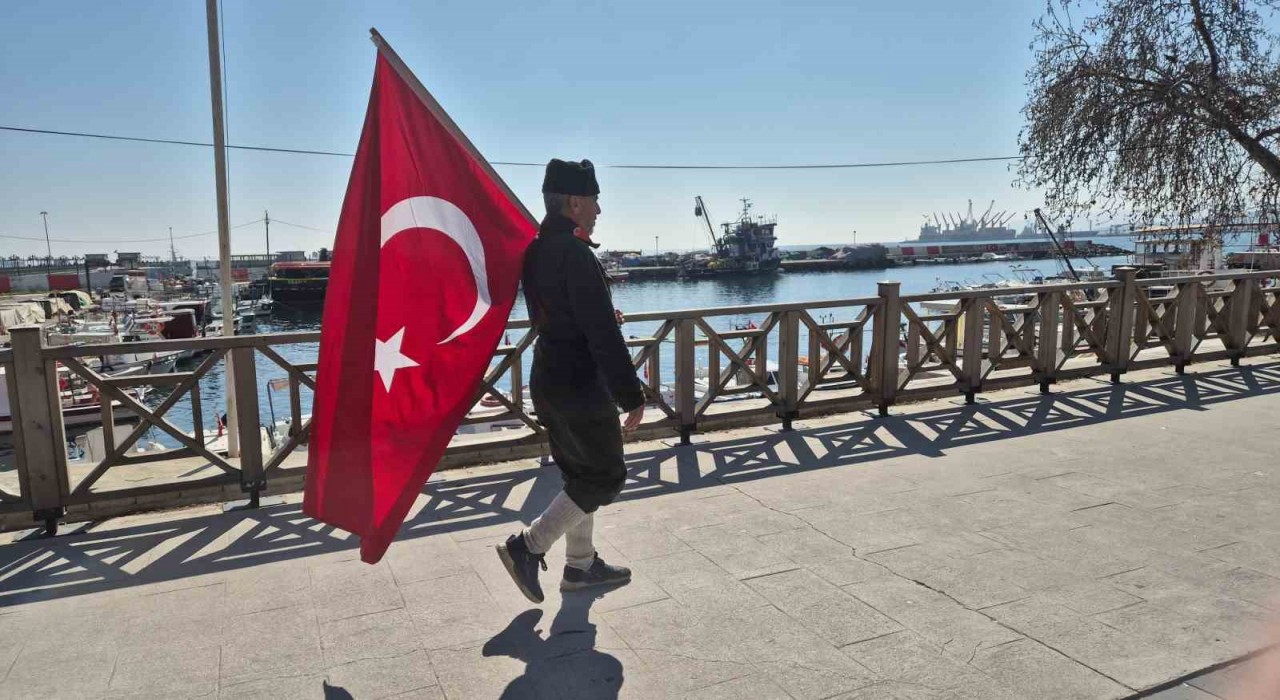 Askeri üniforma ve bayrakla İstanbuldan Çanakkaleye yürüyor