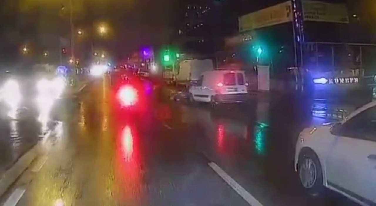 Ataşehirde aracın 2 yayaya çarptığı an kamerada