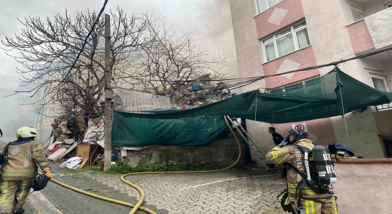 Ataşehirde gecekondu alev alev yandı