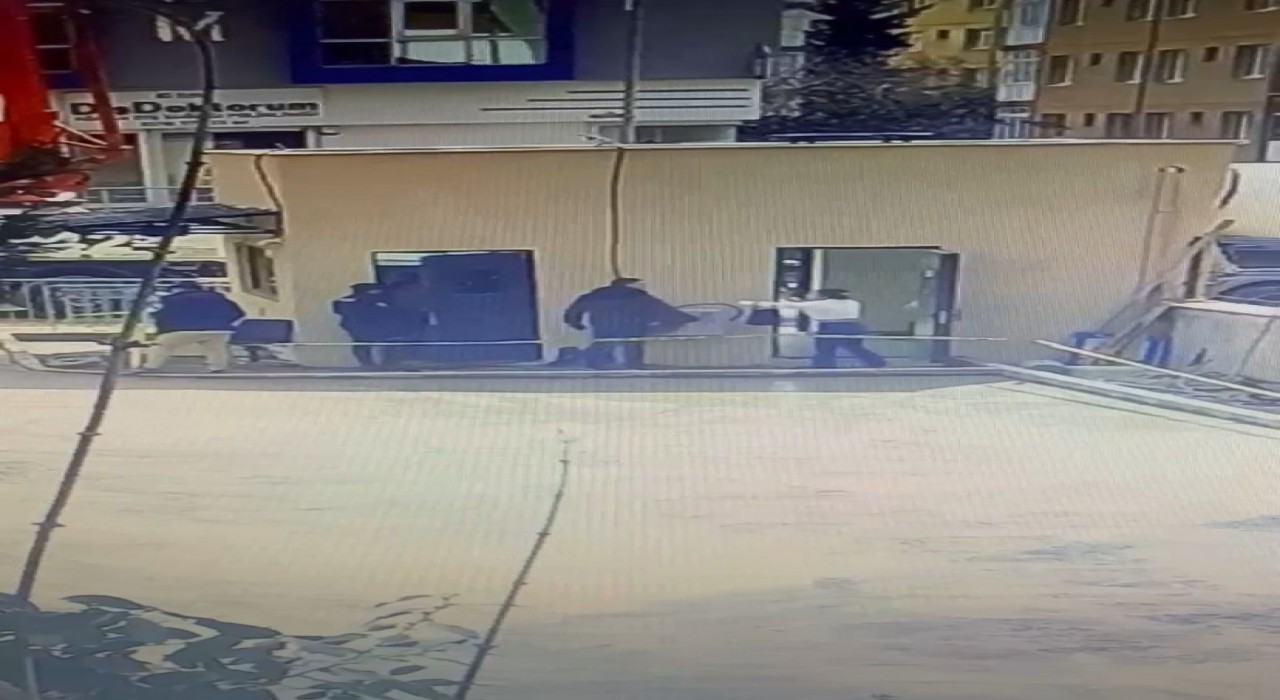 Ataşehirde polis merkezinde arbede: Kadın şahıs polis memuruna saldırdı